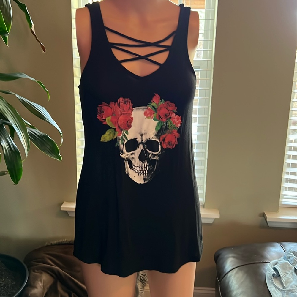 Black tank top with Skull and Red Hearts   Size XS